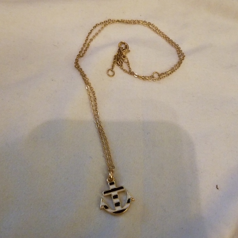 Anchor necklace marked FR